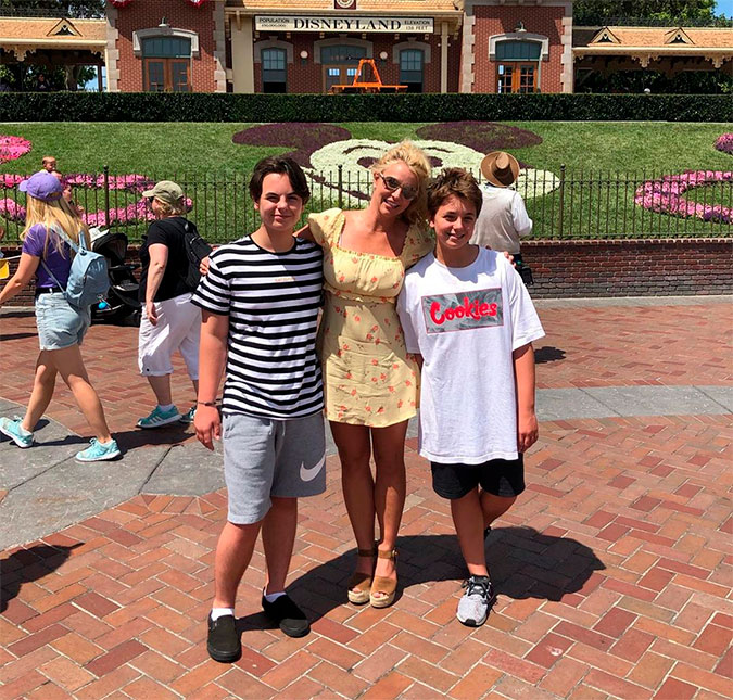Após ano turbulento, Britney Spears estaria ansiosa para passar tempo com os filhos: <I>Ela parece mais feliz</I>
