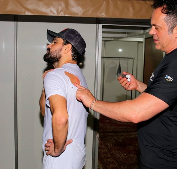 Luciano Camargo mostra acidente inusitado com abelha em <I>show: Pensa num trem pra doer</i>
