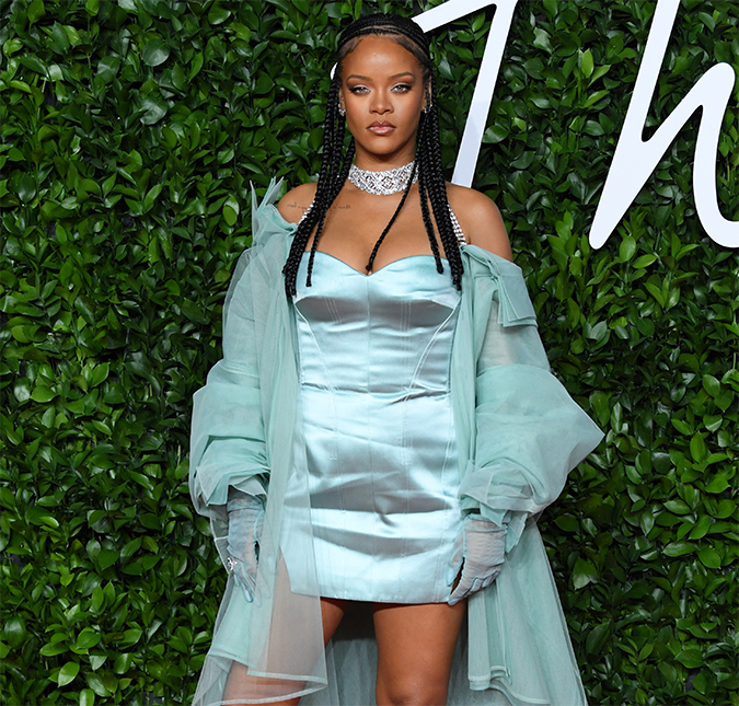 Rihanna exibe barriguinha saliente em premiação de moda e fãs questionam se ela está grávida: <i>Não é possível que seja gordura</i>