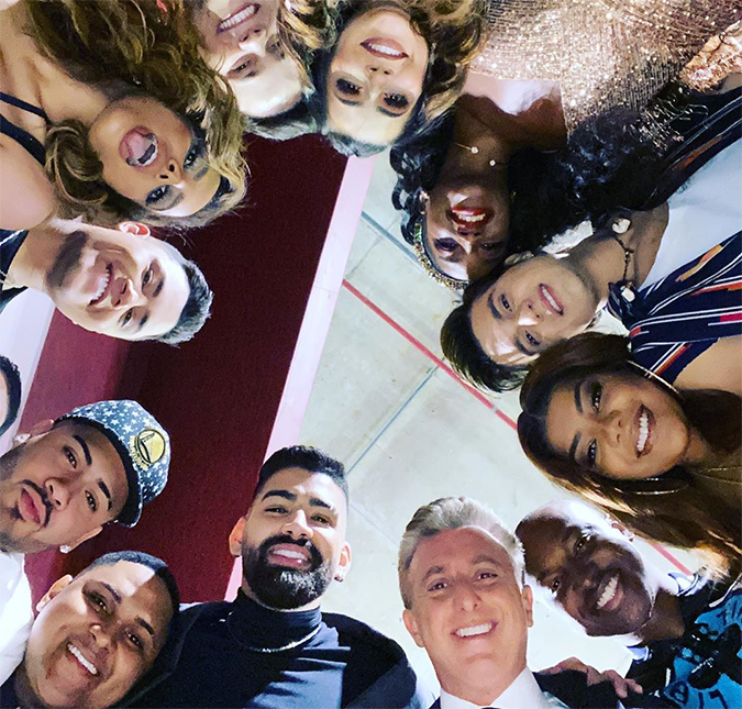 Após briga, Anitta e Ludmilla se evitam e posam em lados opostos de foto clicada por Luciano Huck