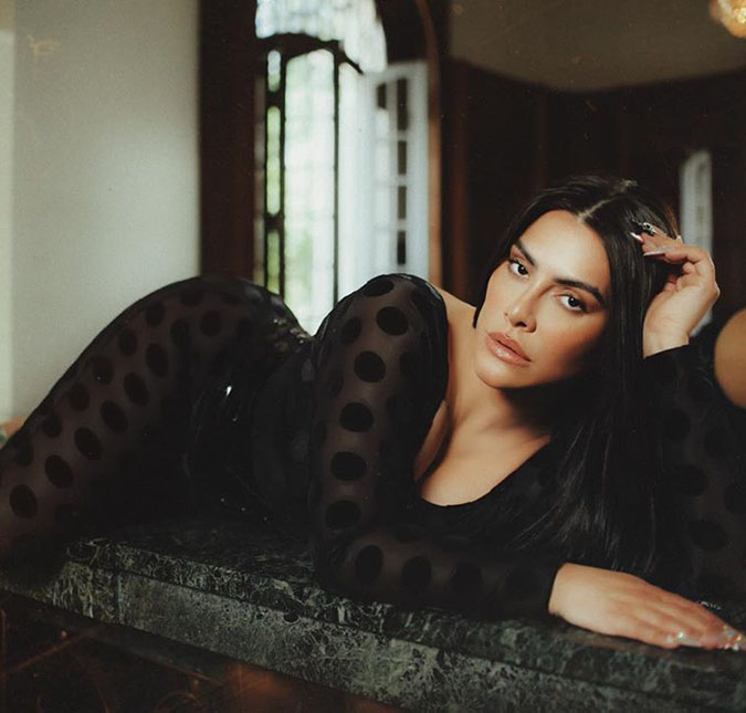 Cleo fala sobre ser vista como ícone e abre o coração: - <i>Não procuro um grande amor, acho que ele acontece!</i>