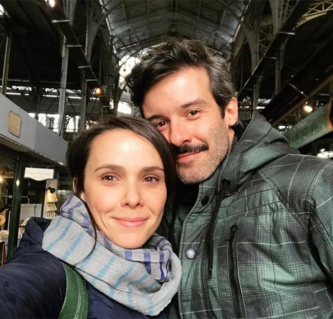 Débora Falabella posta foto e assume namoro com Gustavo Vaz: <i>Amor com poesia</i>