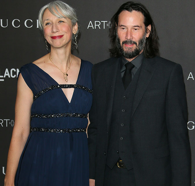 Namorada de Keanu Reeves explica motivo pelo qual não tinge os cabelos; descubra!