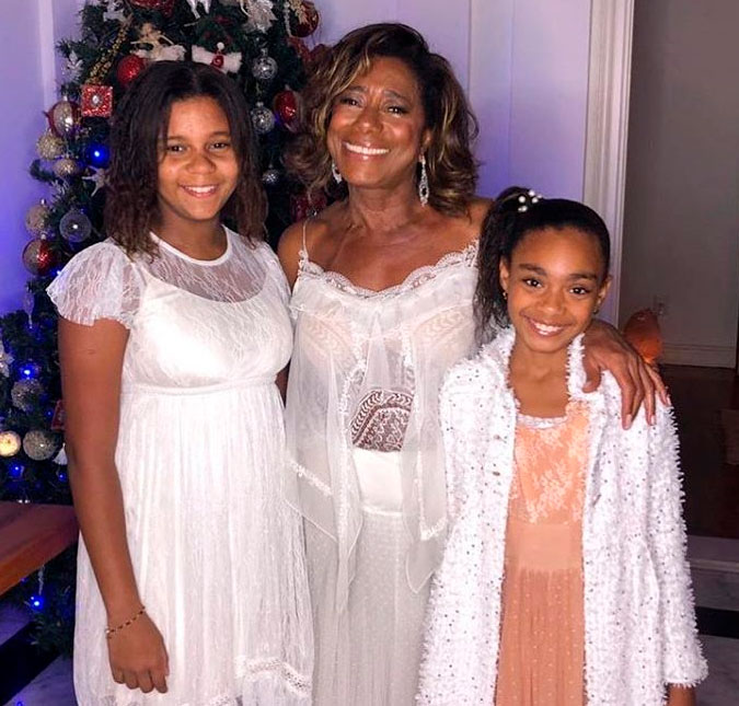 Gloria Maria posa com as filhas e faz texto emocionante após cirurgia: <i>Renascendo!</i>