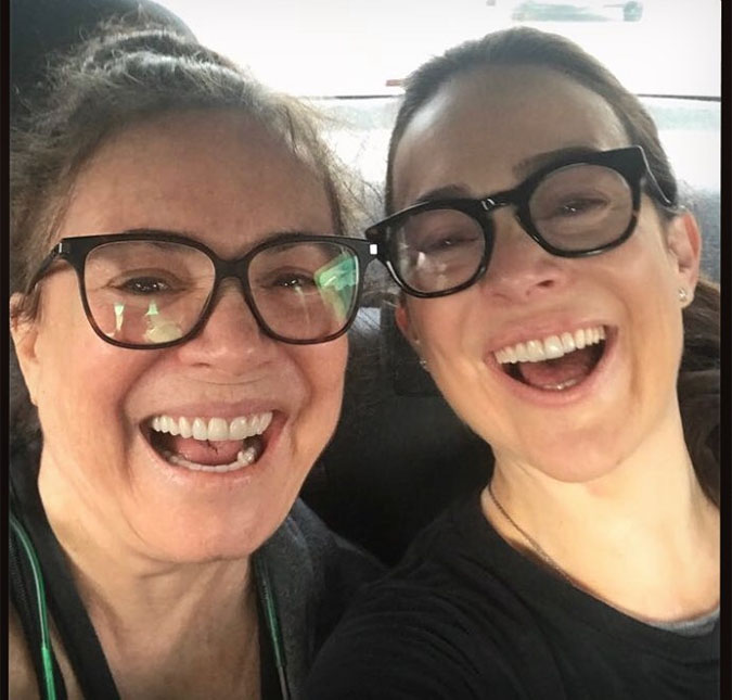 Regina e Gabriela Duarte posam juntas em <i>selfie</i> e fazem a felicidade dos fãs: <i>Gêmeas</i>