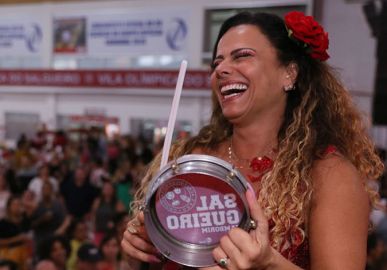 Viviane Araújo mostra samba no pé em ensaio do Salgueiro; veja os cliques!