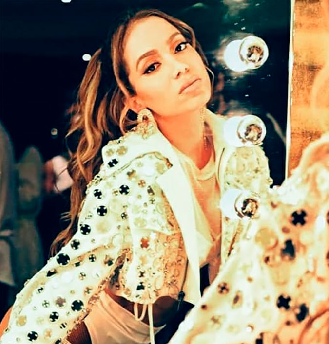 Anitta come salgadinho e <I>limpa a mão</I> na cabeça do sobrinho; assista e entenda!