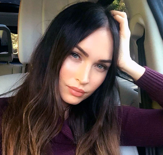 Em rara aparição com o marido, Megan Fox encanta com vestido de cetim em tapete vermelho!