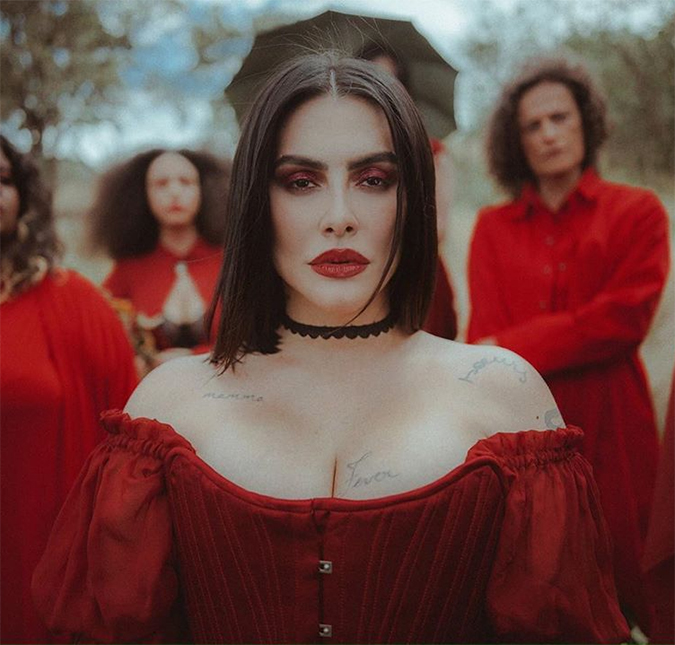 Cleo lança música nova e fala que foi inspirada por amizades falsas: <i>- Eu vou ter que queimar elas na minha fogueira</i>
