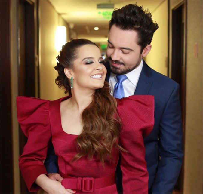 Nos stories, Fernando deixou escapar que um dos motivos das brigas entre o casal e possivelmente do término havia sido o ciúmes da sertaneja. Em tom de brincadeira, ele pediu para seus fãs avisarem Maiara que ele estaria tocando naquele dia em uma cidade em que o sinal do celular não pegava. - Gente, pelo amor de Deus, tô pedindo ajuda de todos vocês. Agora eu preciso de vocês. Eu fiquei sabendo de um pessoal da minha equipe que o lugar que a gente vai cantar hoje não pega celular. Vocês precisam me ajudar a avisar para a Maiara que não pega celular hoje, porque da última vez deu um rolo! Nossa senhora. Será que o término foi por causa disso?