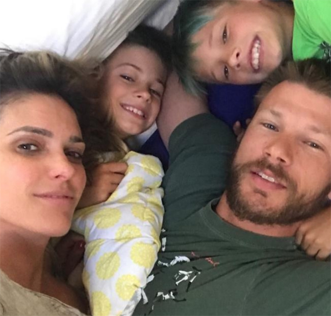 Rodrigo Hilbert constrói casa de cachorro com os filhos