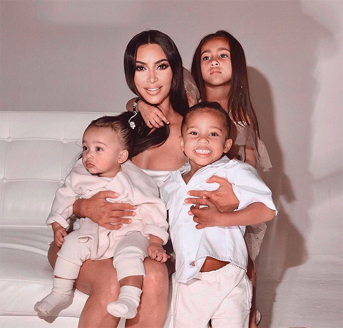 Kim Kardashian revela ter feito cinco cirurgias em um ano após dar à luz os filhos