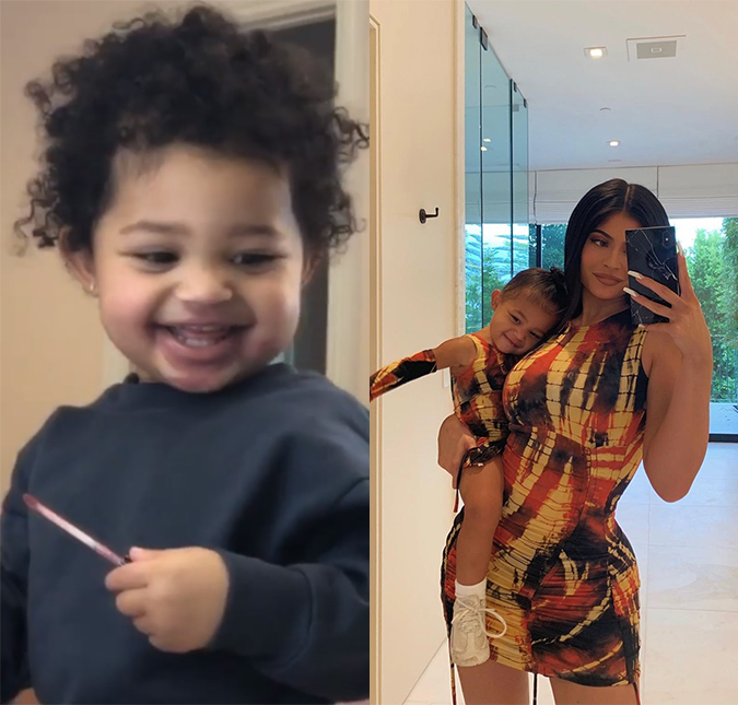 Fofura! Kylie Jenner mostra filha, Stormi, de um ano de idade, se lambuzando de batom; veja!