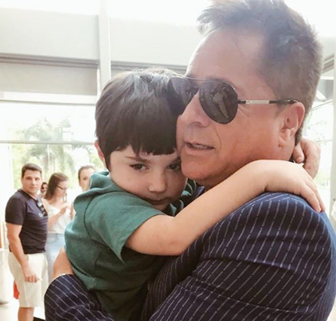 Depois de algumas brigas com a família, Leonardo aparece com o neto no colo