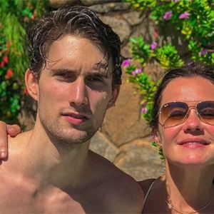 Adriana Esteves aparece de biquíni em foto e fãs elogiam a boa forma da