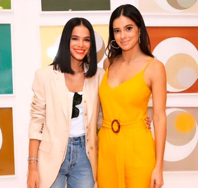 Bruna Marquezine se encontra com Vera Viel e apresentadora cita semelhança: <i>Filha</i>