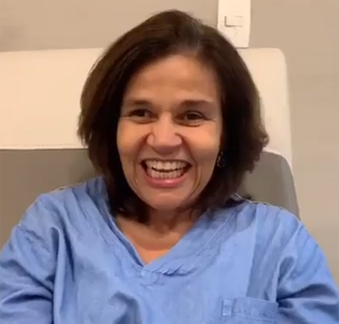 Claudia Rodrigues recebe alta do hospital: <i>Estou muito feliz!</i>