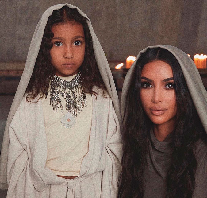 Após críticas, Kim Kardashian admite que adicionou a filha em cartão de Natal com <I>Photoshop</I>!