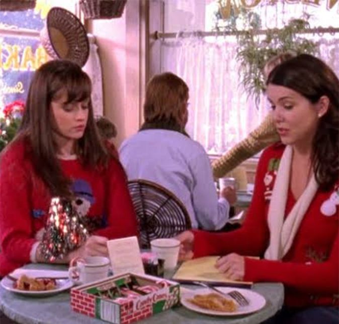 O Natal é um dos feriados preferidos das garotas Gilmore, até porque ninguém gosta de neve como elas. Mas, logo na primeira temporada de Gilmore Girls, o Natal não é lá uma grande alegria. Em Forgiveness and Stuff Lorelai briga com a mãe, discute com a filha e acaba tendo uma ceia na lanchonete de Luke, que faz um hambúrguer em forma de Papai Noel para ela. A noite é interrompida com a notícia que Richard sofreu um ataque cardíaco e ela corre com Luke para o hospital. Anos depois, na última temporada da série, Luke e Lorelai voltam a se aproximar em Santa's Secret Stuff, quando ele pede que ela escreva uma carta de recomendação para ele ganhar a guarda de April, também durante as festas de final de ano, o que acaba rompendo seu casamento com Christopher.