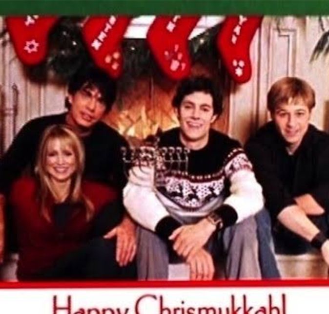 Quando se tem uma família dividida entre tradições de Natal e do hanukkah, o que se faz? Crie um feriado novo, que misture um pouco de cada festa, e faça disso algo divertido. Foi o que deu certo para os Cohen e seu chrismukkah, em The O.C. Tudo começou quando Seth teve a ideia de integrar a família no final de ano. E quem acabou se dando bem foi ele mesmo, que ganhou um presente para lá de especial: Summer, sua grande paixão, se vestiu de Mulher-Maravilha!