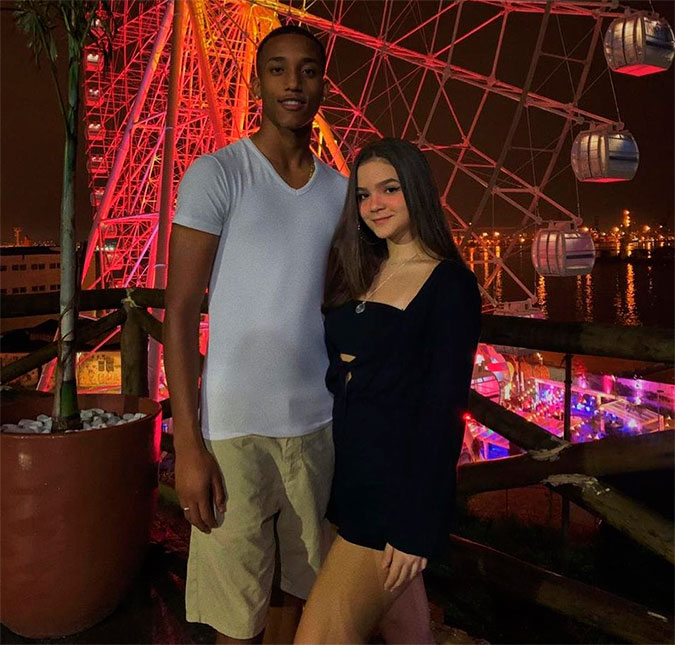 Mel Maia posta foto inusitada com namorado e Marina Ruy Barbosa comenta: <I>Tô ficando velha</I>