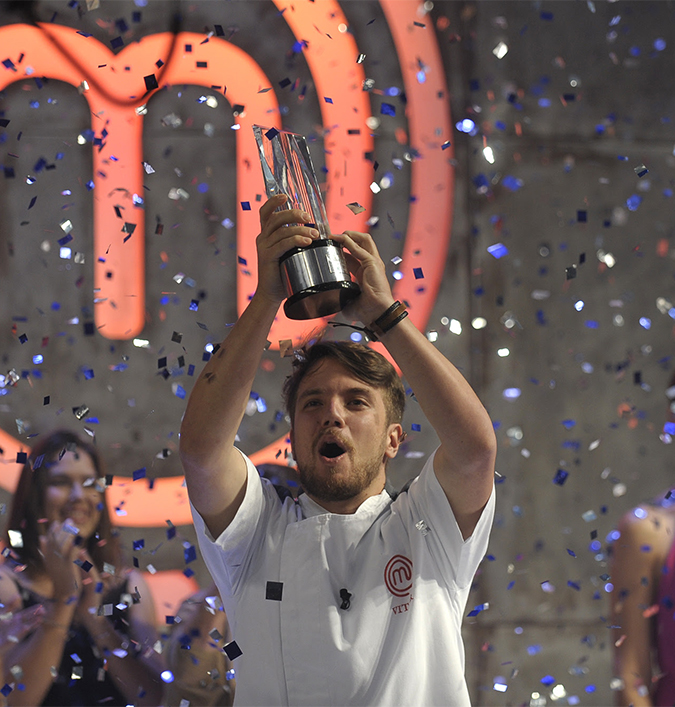 Vitor Bourguignon leva troféu no <i>MasterChef - A Revanche</i> e Estefano Zaquini é consolado pelos jurados