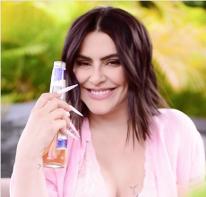 Cleo surpreende internautas com o tamanho de suas unhas em vídeo; veja!