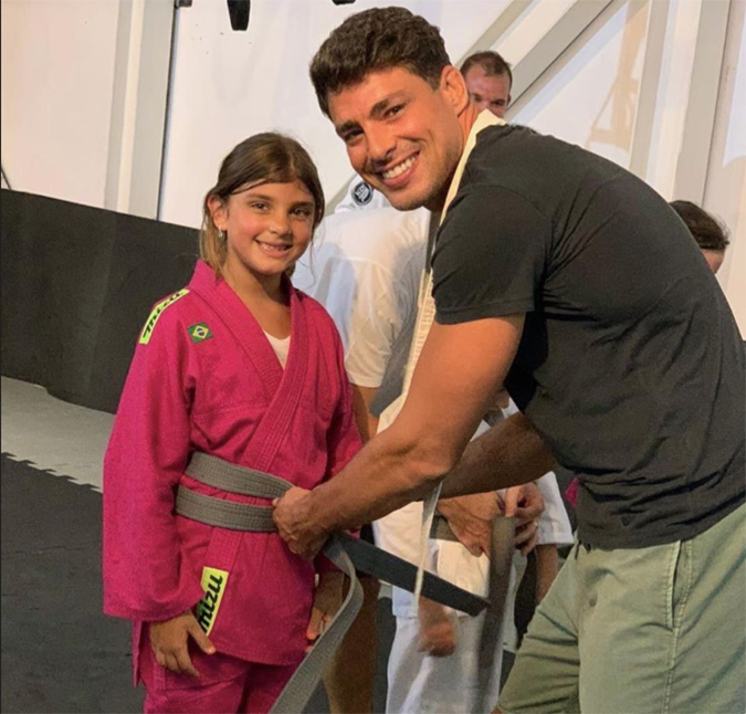 Grazi Massafera reposta foto da filha com o pai, Cauã Reymond, e se declara: <i>Pai e mãe babões</i>