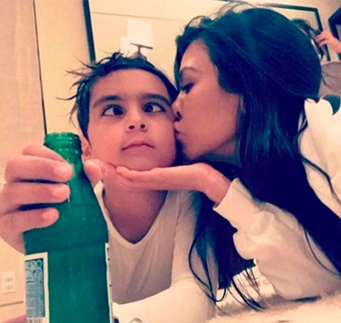 Kourtney Kardashian revela que ensinou filho a fazer rotina de beleza: <i>Ele adora</i>