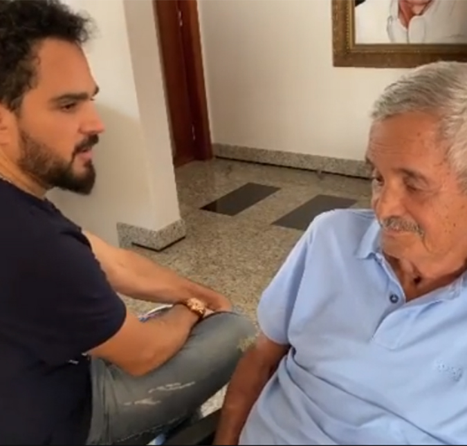 Luciano Camargo grava vídeo com o pai Francisco e brinca: <i>Quanto o senhor vai cobrar?</i>