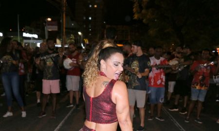 Viviane Araújo mostra o samba no pé, faz caras e bocas e rebola até o chão em ensaio do <i>Salgueiro</i>; veja fotos!