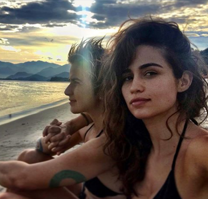 Nanda Costa publica foto e se declara para a namorada: <i>Sou dela, sem ela não sou!</i>