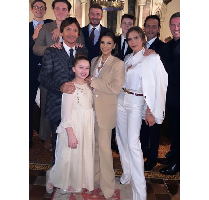 Victoria e David Beckham aparecem em clima de romance durante batizado dos filhos, Harper e Cruz. Veja!