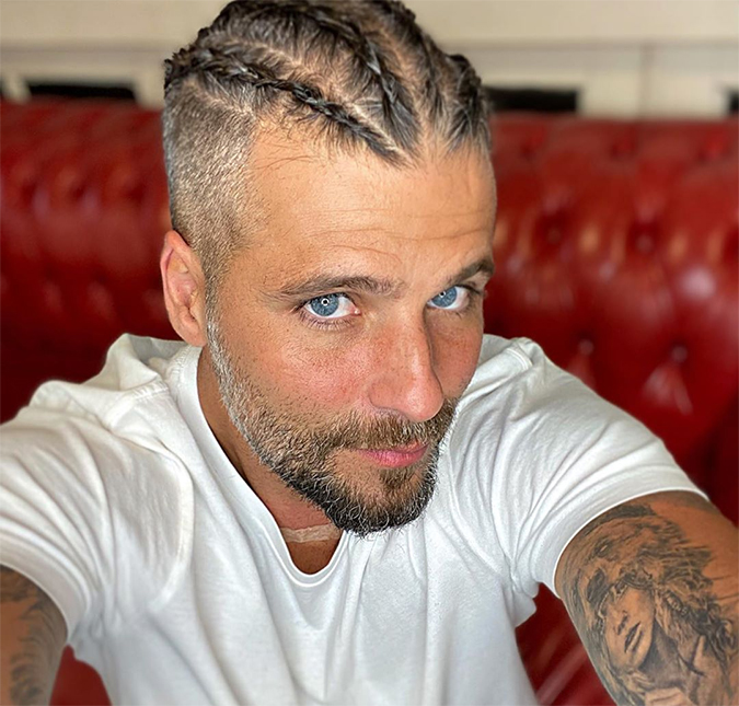 Bruno Gagliasso muda o visual e faz tranças no cabelo a pedido da filha, Titi!
