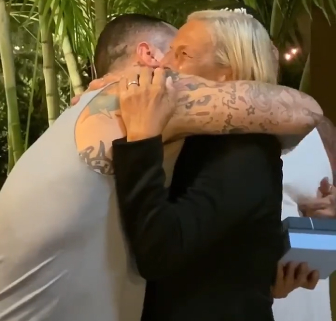 Felipe Titto presenteia a mãe com um apartamento e ela chora de emoção, assista ao vídeo!