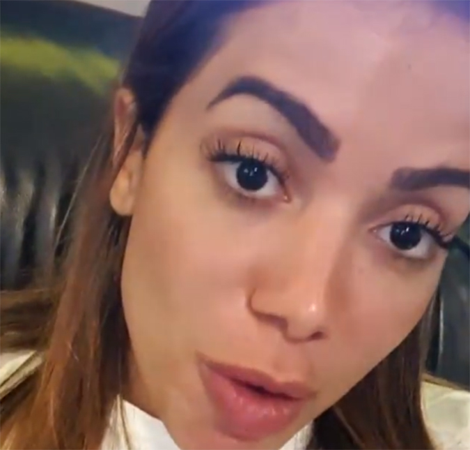 Anitta debocha de previsões para o próximo ano: <i>Vou ficar dormindo o ano inteiro e acordar no próximo</i>