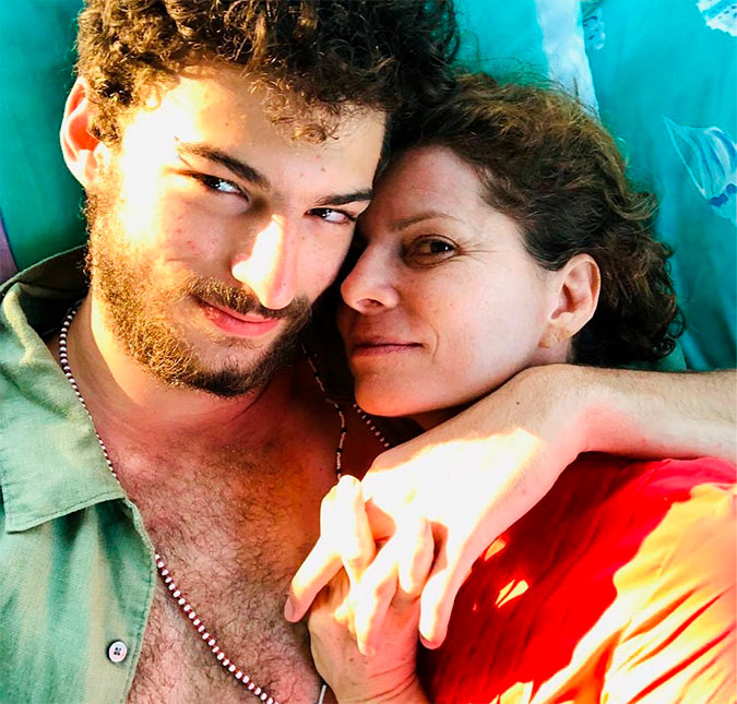 Débora Bloch comemora aniversário de 22 anos de idade do filho e semelhança impressiona; confira!
