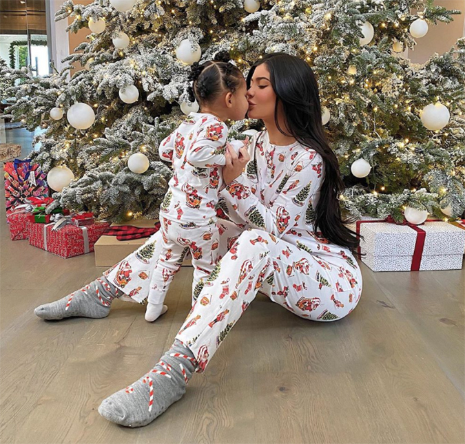 Kylie Jenner é criticada após presentear a filha de um ano com anel de diamantes e pônei