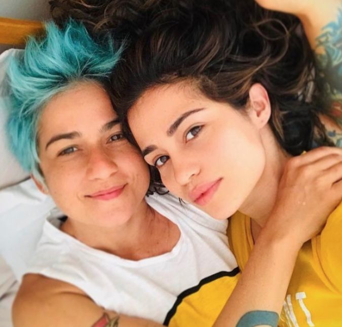 Nanda Costa contou em entrevista à revista Marie Claire que decidiu congelar seus óvulos para poder, futuramente, engravidar e ter filhos com a esposa, a percussionista Lan Lanh. A atriz confessou que tinha planos de engravidar em breve, no entanto, por causa da novela Amor de Mãe, decidiu adiar o projeto da maternidade. Mas não por muito tempo, já que as duas sonham em aumentar a família: - A ideia era engravidar agora, mas quando recebi o convite para fazer o teste de Amor de Mãe, achei irrecusável. Tenho muita vontade de ser mãe. Por mais que falem: Cuidado, não tem poesia nenhuma, quero passar por essa experiência de amamentar, o parto... Então, resolvi congelar. Meus óvulos estão protegidos porque não sei o que pode acontecer após essa novela. E se vier um filme internacional ou uma puta oportunidade cair no meu colo?, questionou Nanda. O casamento com Lan, que aconteceu em junho de 2018, serviu justamente para facilitar o desejo de formar uma família: - Para registrar os filhos é bem mais fácil, então, fizemos esse documento no civil, celebramos e legitimamos nosso amor, explicou.