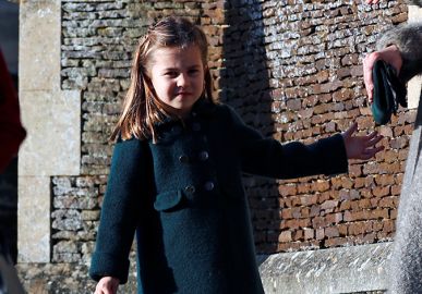 Princesa Charlotte se recusa a largar flores que ganhou de fã e Rainha Elizabeth II vira <i>meme</i> após <i>fugir</i> de príncipe George; veja os vídeos!