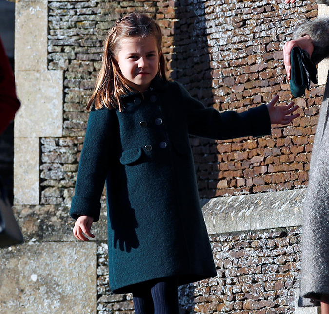 Princesa Charlotte se recusa a largar flores que ganhou de fã e Rainha Elizabeth II vira <i>meme</i> após <i>fugir</i> de príncipe George; veja os vídeos!