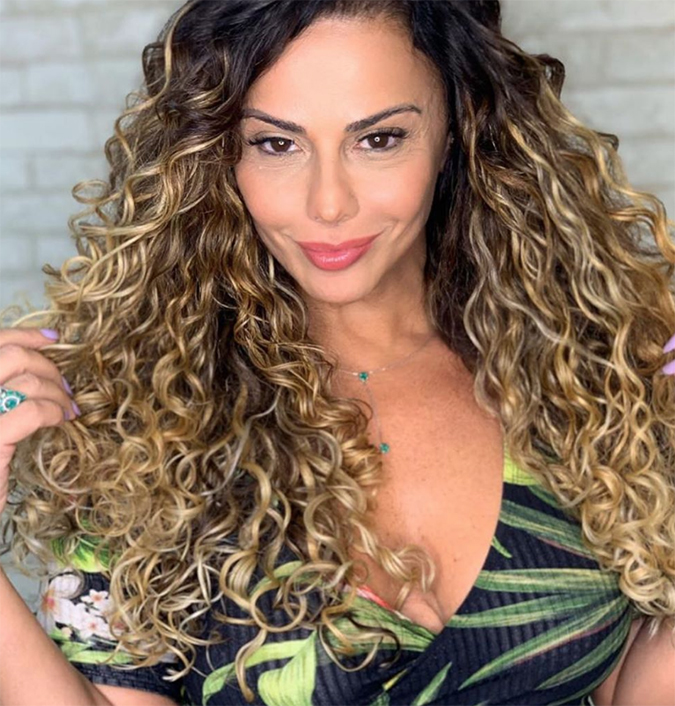 Viviane Araújo estaria vivendo romance com vizinho, diz jornal