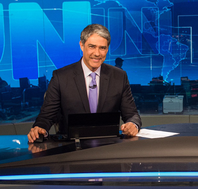 William Bonner ri de si mesmo ao confundir lua com lula ao vivo no <i>Jornal Nacional</i>