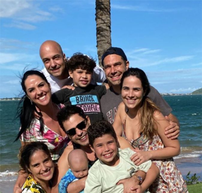 A família de Zezé Di Camargo e Luciano vive na mídia, isso não tem como negar. Às vezes por conta das várias polêmicas que eles possuem, e em outras ocasiões por causa dos momentos fofos que eles dividem juntos. Uma coisa, no entanto, é certa: onde eles aparecem, fazem sucesso. Por conta disso, o ESTRELANDO reuniu nesta galeria os melhores momentos da família, como nesta foto acima em que Zezé aparece agarradinho com as pessoas que mais ama no mundo. Durante as férias de final de ano, o cantor sertanejo conseguiu reunir as filhas, Wanessa e Camilla Camargo, com seus respectivos maridos e filhos, com Graciele Lacerda, sua atual companheira. Na foto, ele aparece agarrado com Joaquim, único filho de Camilla e também com as crianças de Wanessa, José Marcus e João Francisco. A vida é feita de momentos e de muito amor sempre, escreveu Graciele ao divulgar clique em suas redes sociais. Zezé também divulgou a foto e falou sobre o momento especial: Hora de se multiplicar para estar ao lado das pessoas que amo. Meu Natal sempre é assim, Graças a Deus!! O amor acima de tudo!!. A seguir, veja outros momentos dos Camargos reunidos!