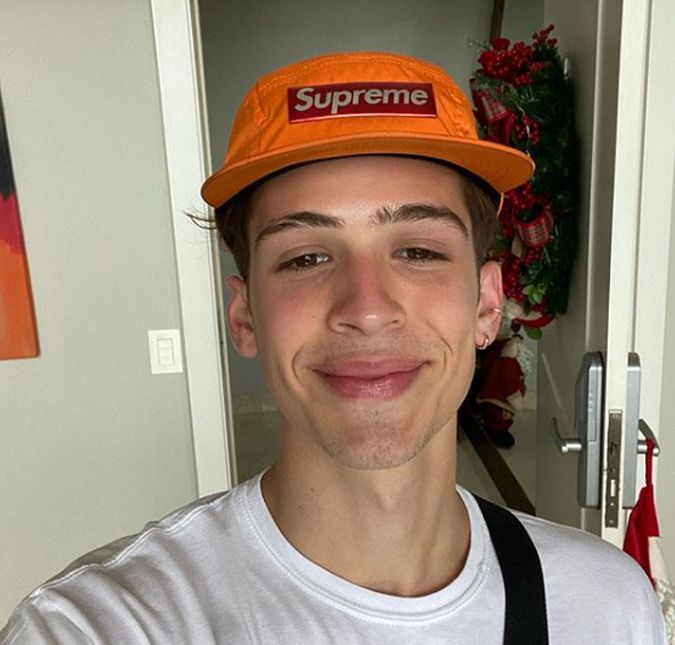 Mas as polêmicas com João não param por aí! Como você viu no ESTRELANDO, João Guilherme e Matheus Vargas, filhos do cantor Leonardo, sofreram um acidente de carro no dia 1º de julho de 2020. Os dois estavam à caminho da fazenda da família em Goiás junto com o primo, Leandrinho (filho do cantor Leandro), e Tita, o motorista, quando o carro acabou capotando de uma altura de dez metros e caindo em um córrego. Após o susto, o caçula de Leonardo usou seu Instagram para tranquilizar os fãs. João escreveu: Estou bem, estamos todos bem, graças a Deus. Valorizando mais ainda a vida... obrigado pelo amor e cuidado de sempre. Já nos stories, ele falou mais sobre o assunto: - Ontem eu tentei gravar um vídeo, mas não deu certo. Está tudo certo, todos que se envolveram no acidente estão bem. Eu, o Leandro, o Tita, nosso motorista, e o Matheus, meu irmão. Graças a Deus a gente não se machucou, não teve nada mais grave, só nossas perdas materiais, como nossos celulares, roupas e documentos. Mas as polêmicas com João não param por aí! Como você viu no ESTRELANDO, João Guilherme e Matheus Vargas, filhos do cantor Leonardo, sofreram um acidente de carro no dia 1º de julho de 2020. Os dois estavam à caminho da fazenda da família em Goiás junto com o primo, Leandrinho (filho do cantor Leandro), e Tita, o motorista, quando o carro acabou capotando de uma altura de dez metros e caindo em um córrego. Após o susto, o caçula de Leonardo usou seu Instagram para tranquilizar os fãs. João escreveu: Estou bem, estamos todos bem, graças a Deus. Valorizando mais ainda a vida... obrigado pelo amor e cuidado de sempre. Já nos stories, ele falou mais sobre o assunto: - Ontem eu tentei gravar um vídeo, mas não deu certo. Está tudo certo, todos que se envolveram no acidente estão bem. Eu, o Leandro, o Tita, nosso motorista, e o Matheus, meu irmão. Graças a Deus a gente não se machucou, não teve nada mais grave, só nossas perdas materiais, como nossos celulares, roupas e documentos.