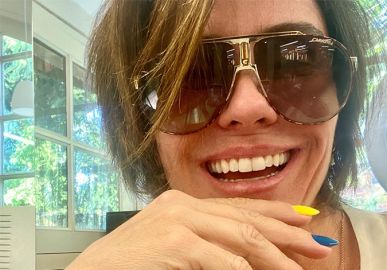 Giovanna Antonelli encanta ao pintar uma unha de cada cor para o <i>Réveillon</i>