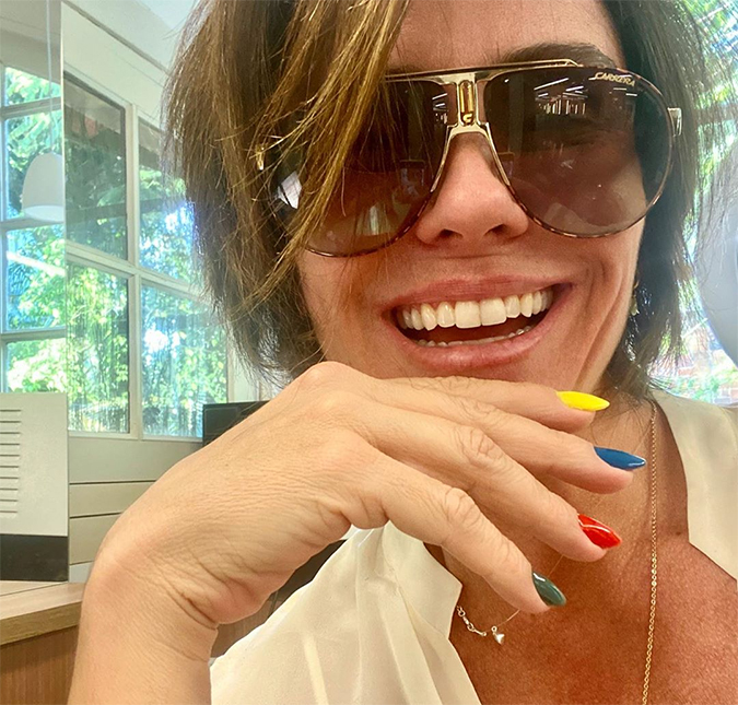 Giovanna Antonelli encanta ao pintar uma unha de cada cor para o <i>Réveillon</i>