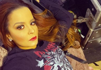 Maiara parece assumir estar solteira durante <i>show</i> e pede calma aos fãs