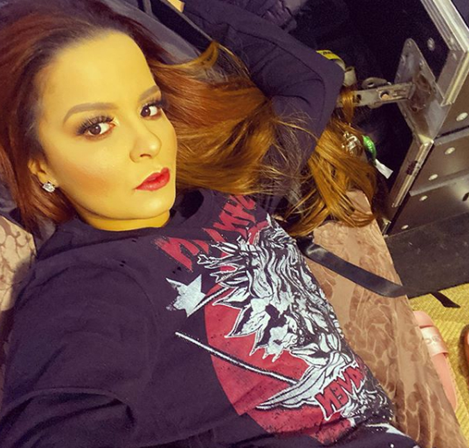 Maiara parece assumir estar solteira durante <i>show</i> e pede calma aos fãs