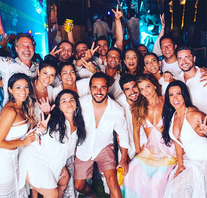 Grazi Massafera aparece com a mão na perna de Caio Castro em foto do Réveillon
